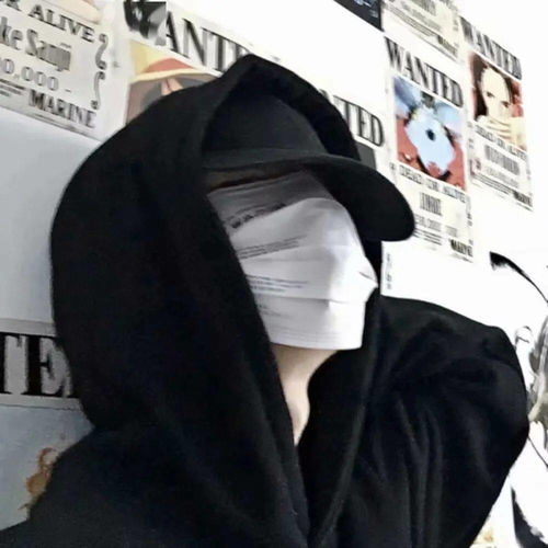  我不喜欢她,因为她从不摘口罩