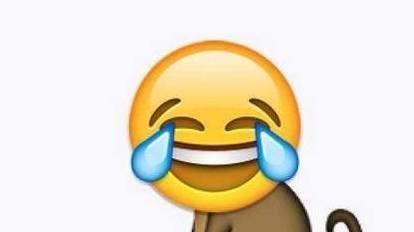  开心一笑女朋友近视很深,有天中午她到学校食堂打饭