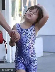  组图珍娜迪万白背心休闲裤外出女儿似小美人鱼撒娇