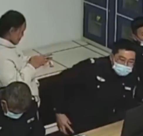  安徽女子丢手机向警方求助,民警查监控找到手机后让网友直呼缘分