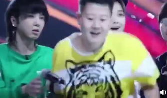  李宇春被粉丝扑倒,有谁注意到那男子和华晨宇的面部表情管理
