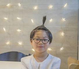  宋家三胞胎近照超可爱头顶扎小揪揪表情乖萌