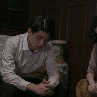  高冷情侣头像一男一女散落在指尖的阳光