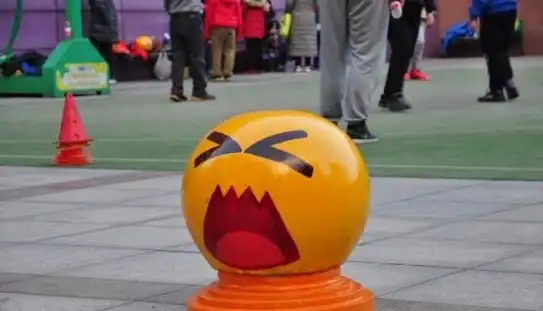  实体qq表情现身呆萌表情引孩子嬉戏