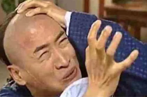  表情包舌吻门到逃逸打人,这次他靠微商翻身
