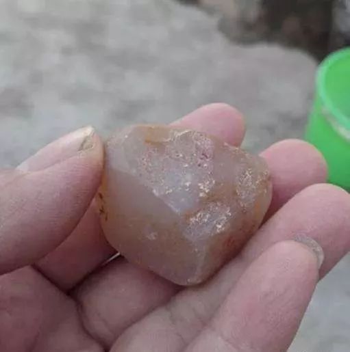  男子无意中见捡一块奇石,,专家称他运气太好了