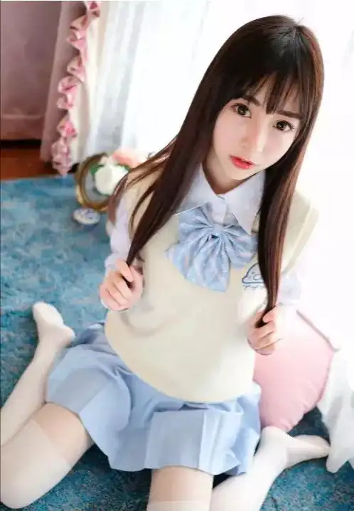  搞笑gif趣图美女你吃东西就吃呗,还表现出这种表情干嘛