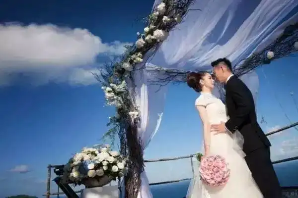  小包总欠王黎雯八年的婚礼,终于补上了