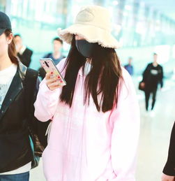  杨幂是带货女王吗脚下的鞋子竟是烂大街款的,休闲而普遍健美