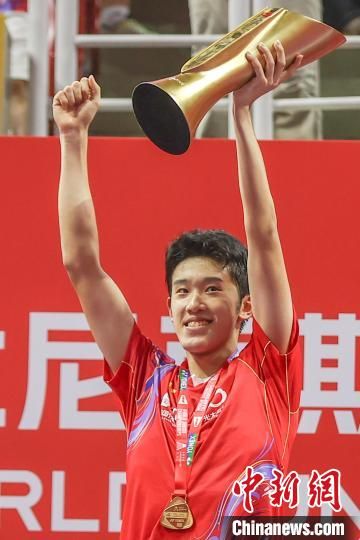 羽毛球世青赛单项赛中国选手夺三冠