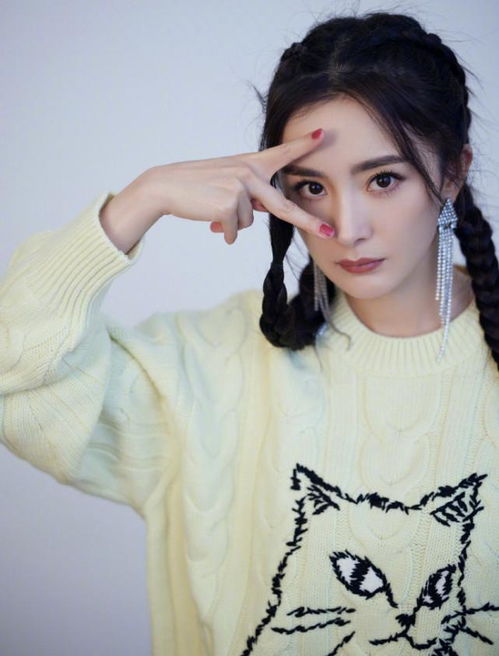  杨幂穿浅色毛衣配短裙秀美腿扎双麻花辫少女感十足