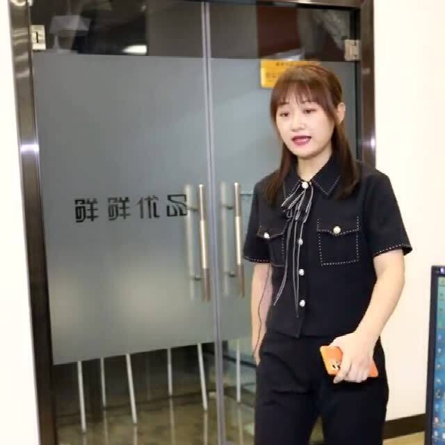  这老板感动哭了,手下还有这么深藏不露的富二代,这老板也太幸运了