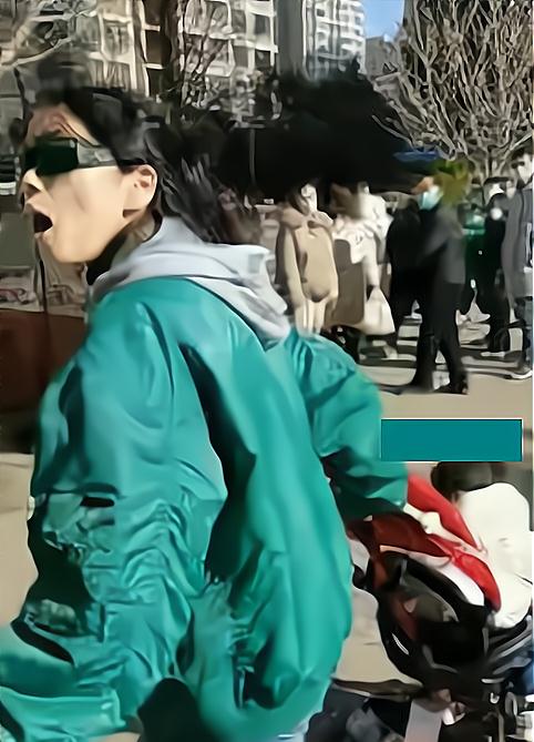  西安一女子带孩子出门遛狗拒戴口罩,辱骂防疫人员好狗不挡道