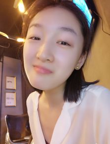  周冬雨素颜现身机场,网友咬手指呆萌样子很可爱