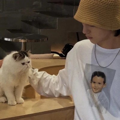  男女生抱狗头像,抱狗狗的真人头像