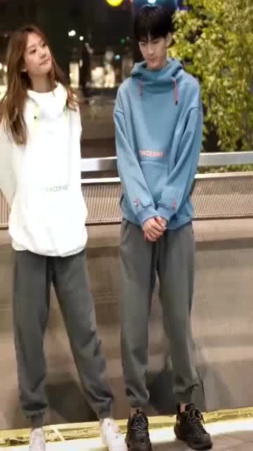  小伙初次和美女约会这害羞的表情太搞笑了