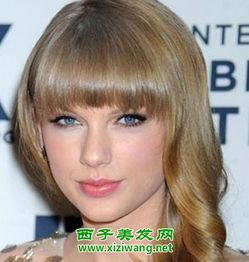  女生齐刘海抱抱卷发图片萌萌的很迷人