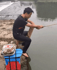  搞笑gif段子工地上搬砖的姑娘,她太有爱了你想娶吗