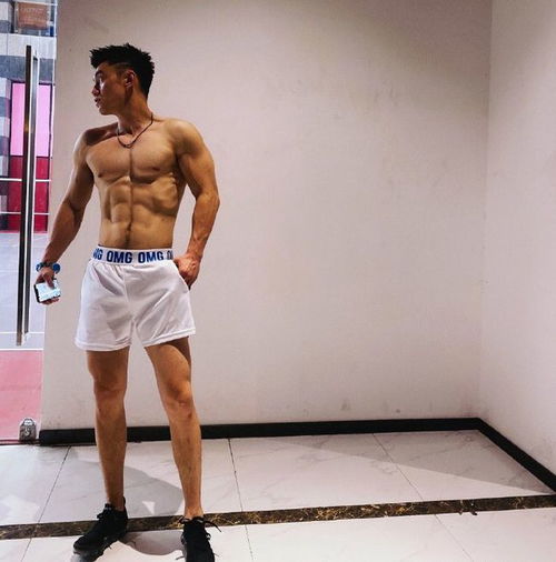  腹肌宛如搓衣板,胸肌霸气如雕刻,这痞帅肌肉模特,真是棒棒哒八块腹肌网易订阅
