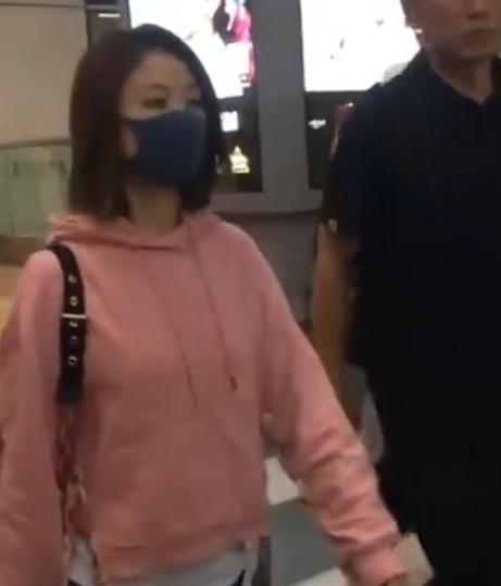  林心如下飞机,记者却都去拍网红,她回头看清对方,表情显露素养