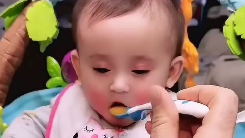  妈妈这是给宝宝吃啥了宝宝怎么是这样的表情,简直是笑死人了