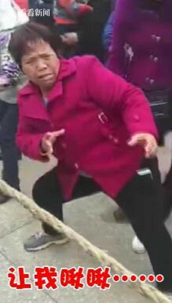  大妈激情助阵拔河比赛每帧画面都如表情包