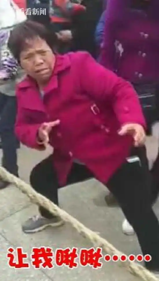  大妈激情助阵拔河比赛每帧画面都如表情包