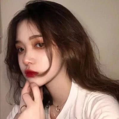 女头手拿枫叶头像半边