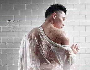  海边遇翘臀肌肉男,浴巾也盖不住