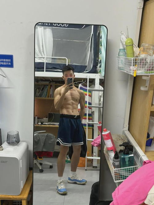 广州体院宿舍的男大体育生,自拍照太棒啦