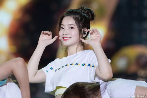 女团成员直播捏双眼皮单眼皮的她们也很好看啊