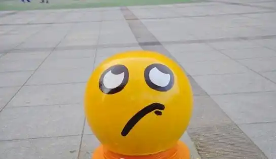  实体qq表情现身呆萌表情引孩子嬉戏