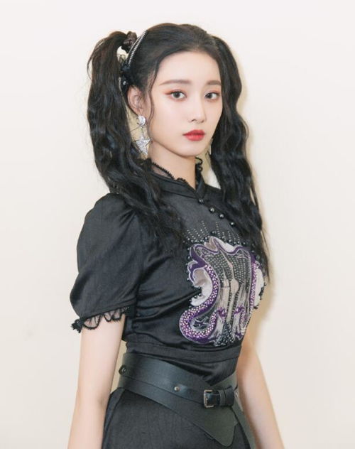  不愧是黄子韬都关注的人,穿白色西服裙秀腿,女生看了都羡慕