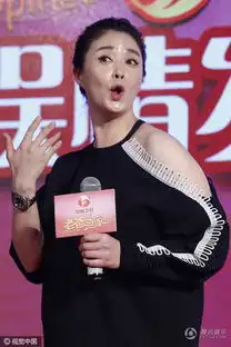  蒋欣俏皮吐舌变表情包一转头颈纹抢镜了