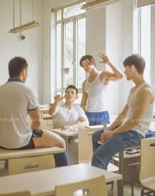  招生海报变肌肉大片,寝室里也能练出好身材