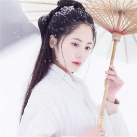  好看的微信古风头像女,手拿桃花冷艳无比