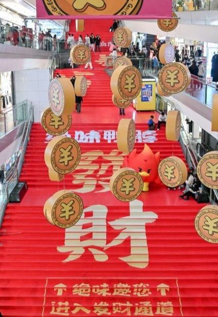  2025绝味跨界周大生买发财桶抽黄金回应年轻人财运暴涨新年许愿
