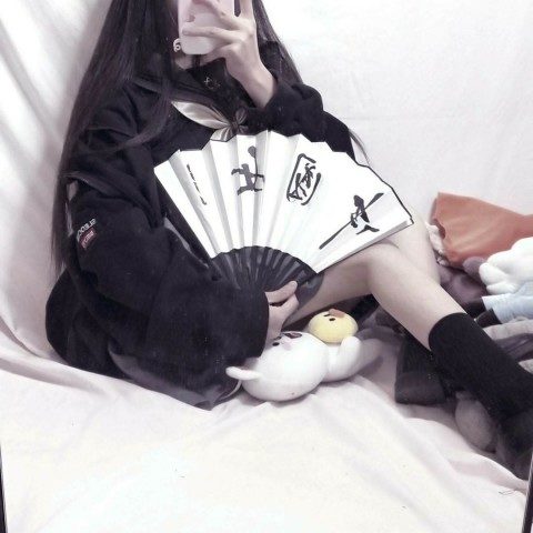  持扇子女头风很大,御姐范十足,蹦迪专属,网友走一波
