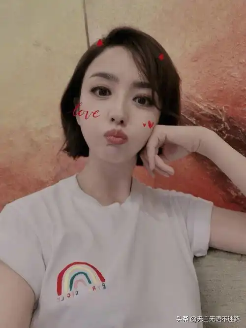  佟丽娅眼底就像是盛着蜜糖属于她的别样甜美