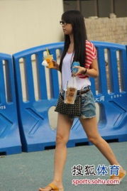  长腿靓丽美女助阵恒大铁帅赛前表情严肃