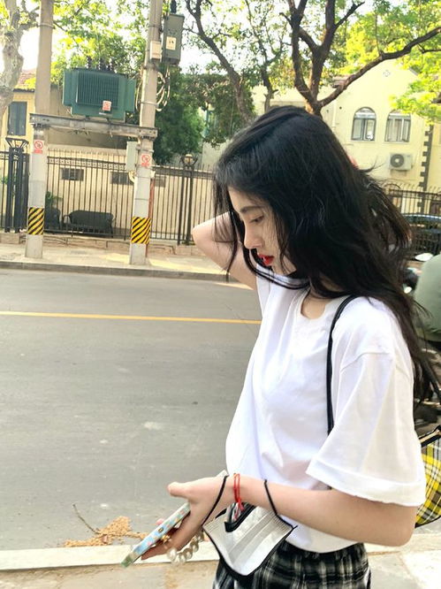  鞠婧祎穿短袖上街,将口罩挂在手臂上,没有凡尔赛就没有伤害