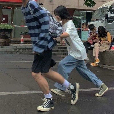  情侣头像一男一女分开两张背影姐的销魂你不配拥有