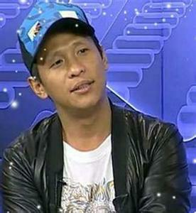  三十岁已老成这样,他却有着漂亮老婆和一对龙凤胎