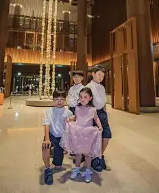  韩国表情包三兄弟幼儿园毕业,家长们争相合影,如超级小明星