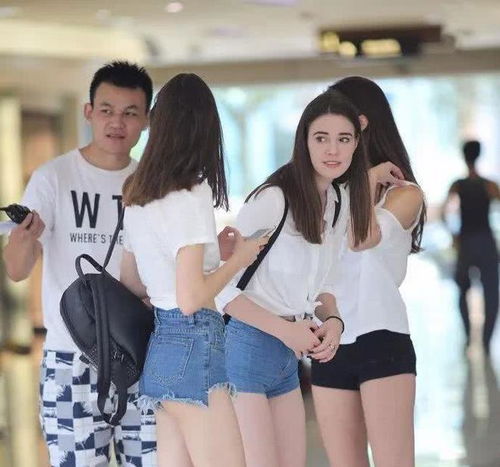  三个穿散热裤的外国女孩,考虑过旁边人的感受么目光呆萌