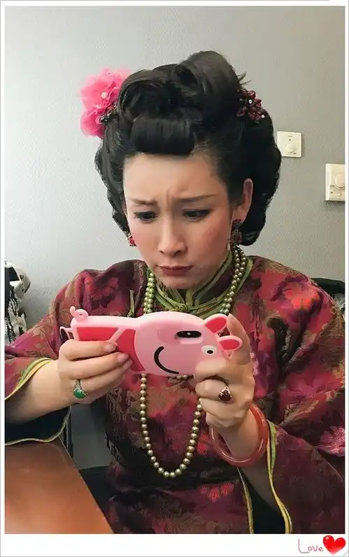  穿成这样的秦海璐,浑身上下都是戏,网友大妈你是来搞笑的吧