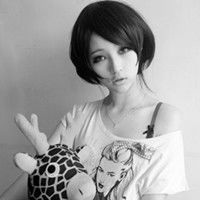  两手张开短发女孩看海图片微信头像图片大全