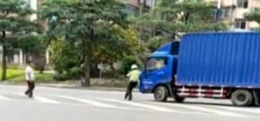  广东货车司机暴力抗法,撞倒交警后碾压而过,开车逃逸