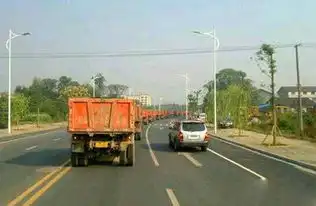  渣土车吊车接新娘霸气迎亲车队秒杀众豪车