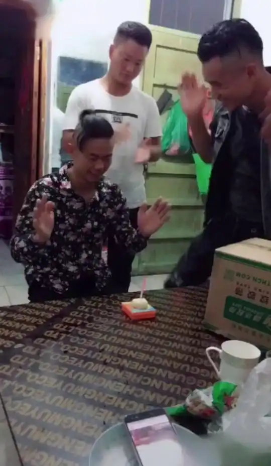  现在真不敢过生日了,看这个小哥的表情你就知道了